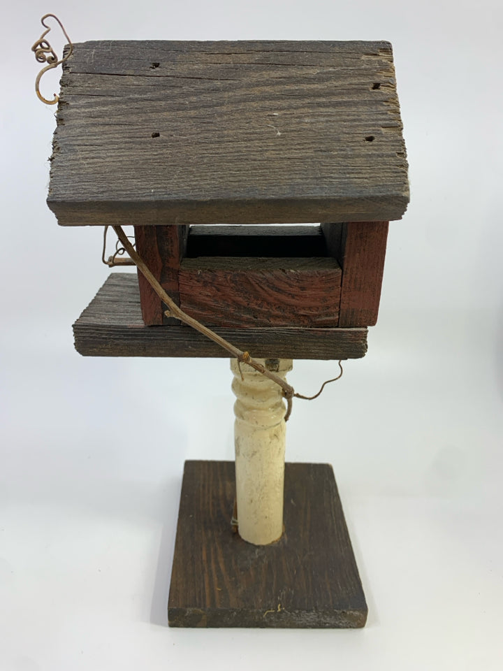 HANDMADE WOODEN DECORATIVE BIRDHOUSE ON STAND.