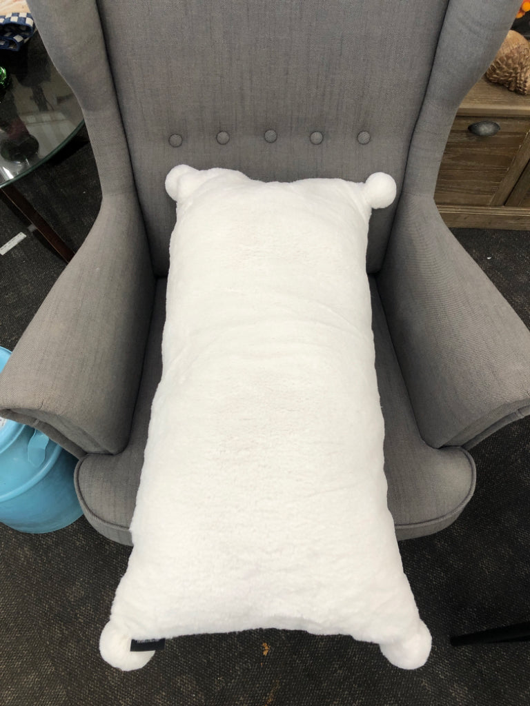 FAUX FUR WHITE PILLOW.