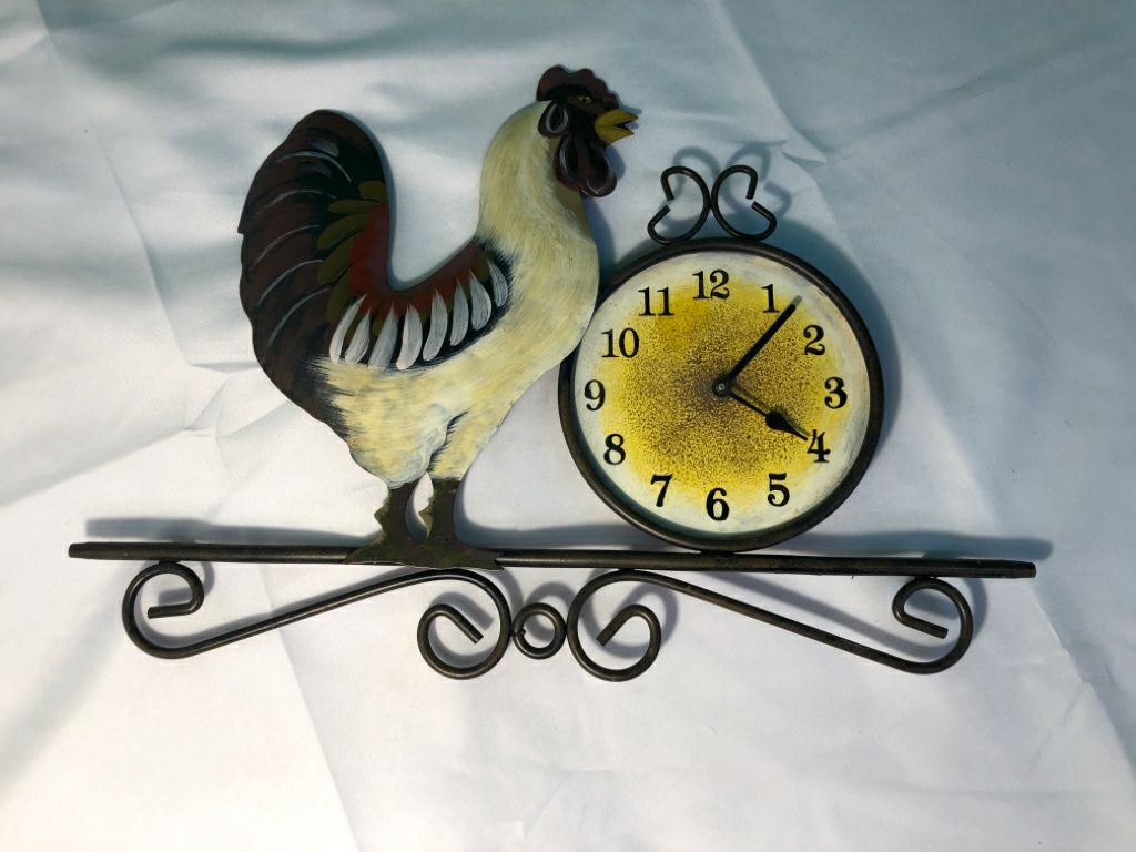 METAL WALL HANGING ROOSTER W/ CLOCK.