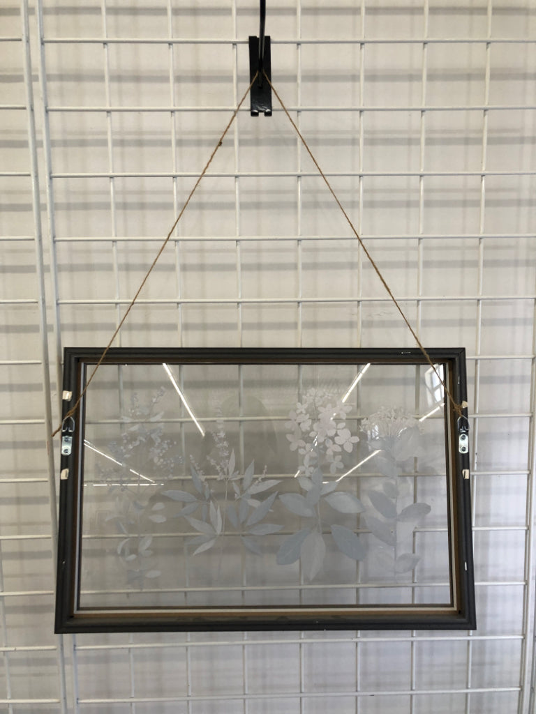 FLOWER PHOTO IN GLASS W/GOLD FRAME.