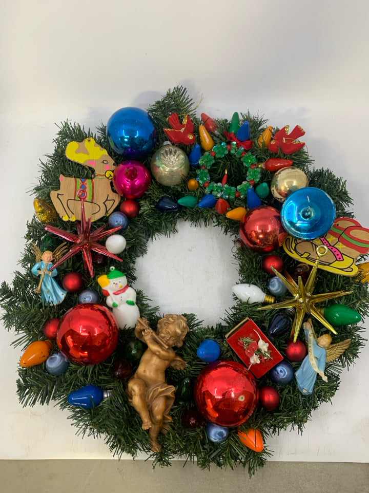 WREATH WITH VINTAGE HOLIDAY DECOR.
