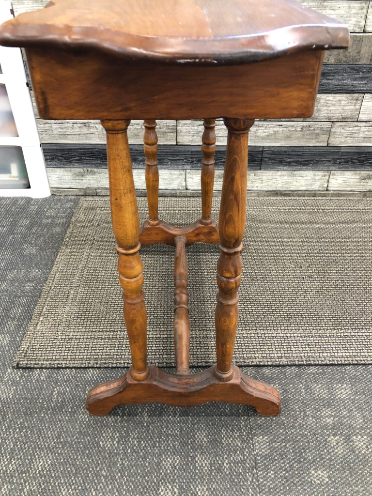 VTG SCALLOPED TABLE W/SPINDLE LEGS & DRAWER.