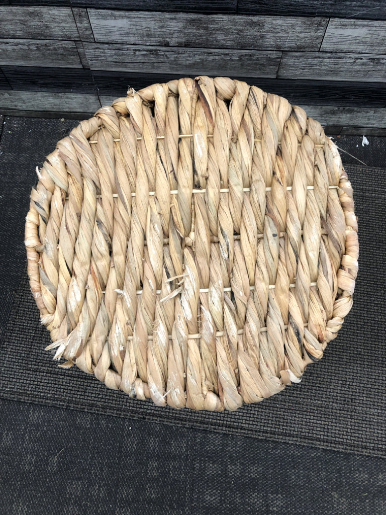 LG WOVEN WICKER BASKET.