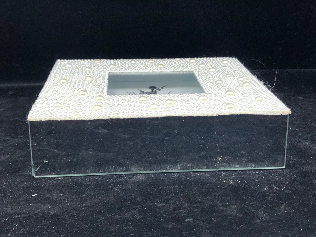 SQUARE PEARL DETAIL DESK CLOCK.