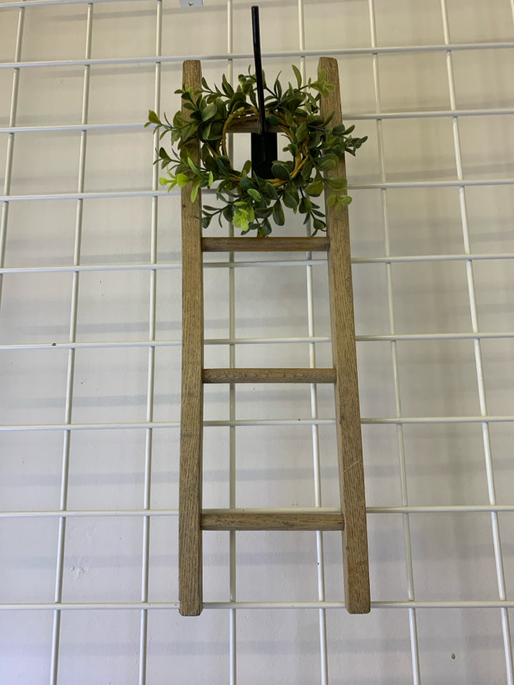 DECORATIVE LADDER W WREATH.