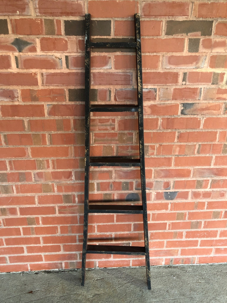 PRIMITIVE LADDER DECOR.