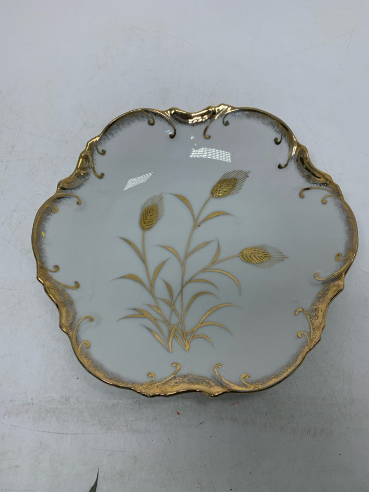 GOLD BLOWING LEAVES W/ HEAVY DETAILED EDGE.