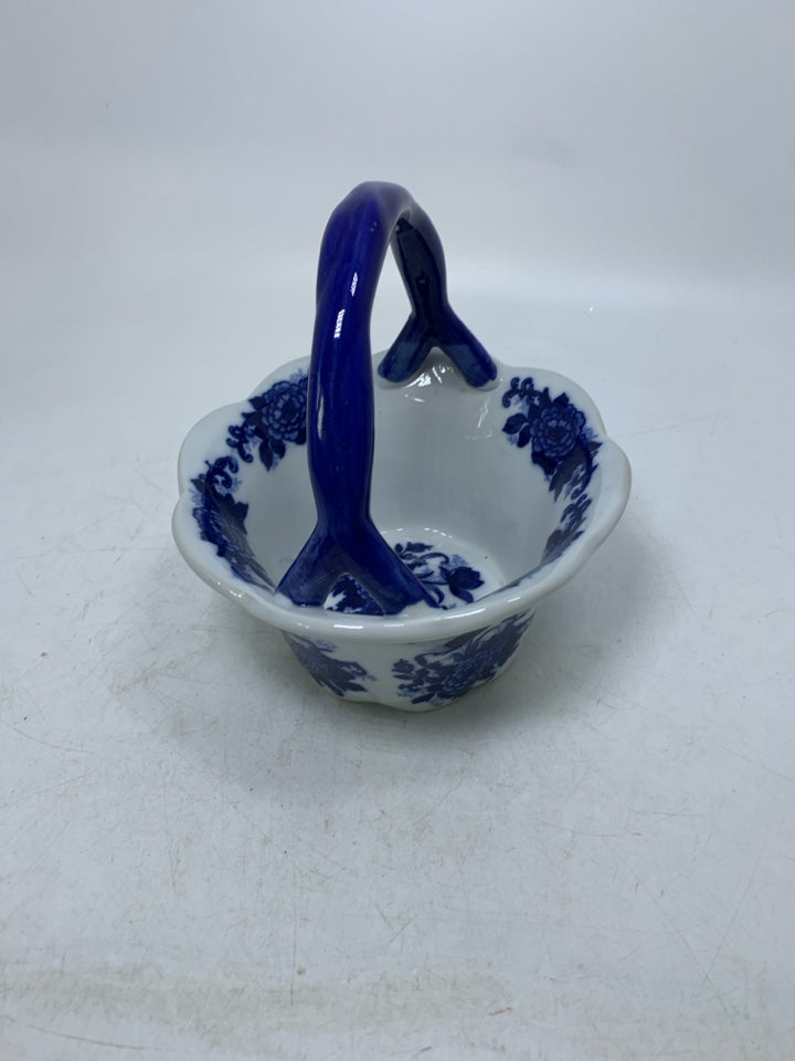 WHITE BLUE FLORAL CERAMIC BASKET.