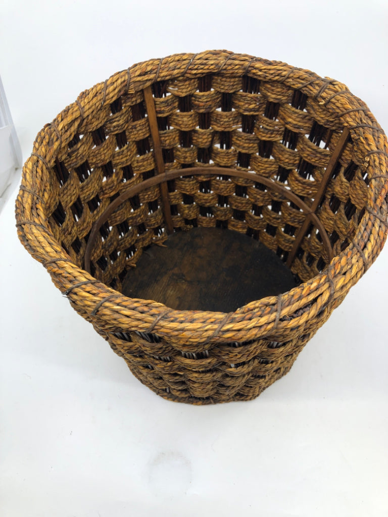 WOVEN TRASH BARREL.