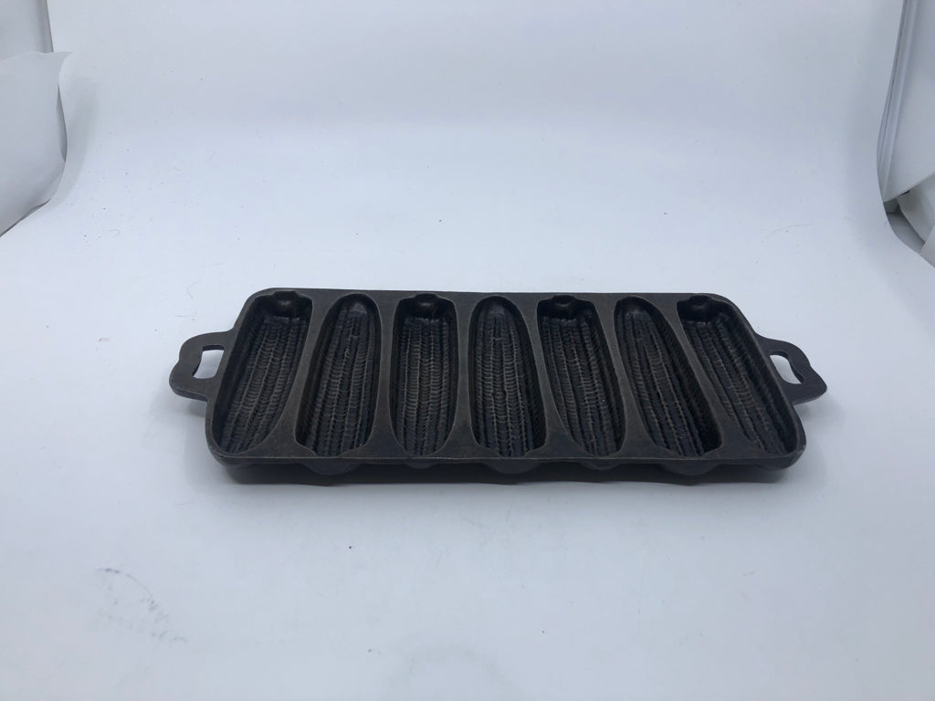 CAST IRON CORNBREAD MOLD "7S+".