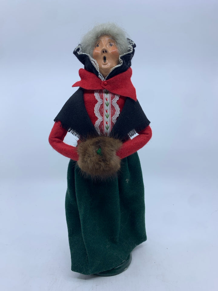 1986 BYERS CHOICE GRANDMA W RED COAT AND GREEN SKIRT.