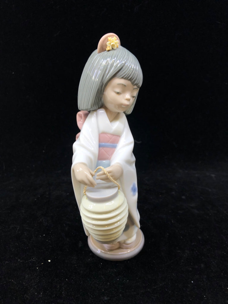 LLADRO LITTLE GIRL HOLDING LANTERN.