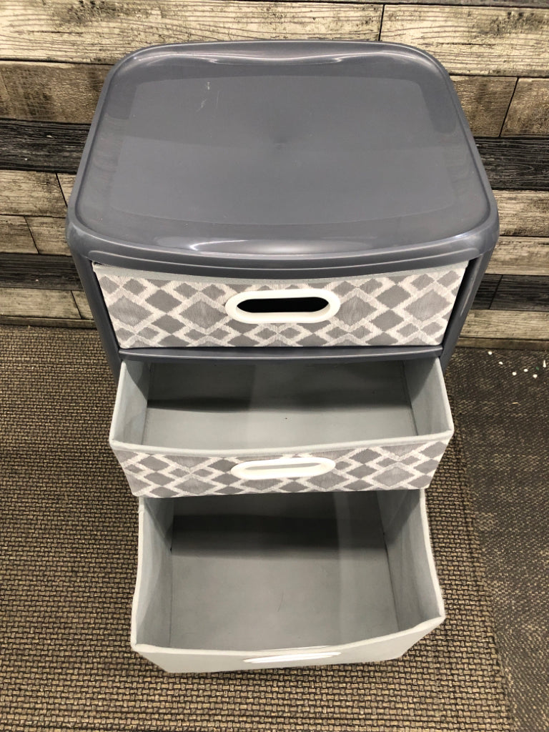 GRAY PLASTIC STORAGE W/3 CLOTH DRAWERS.