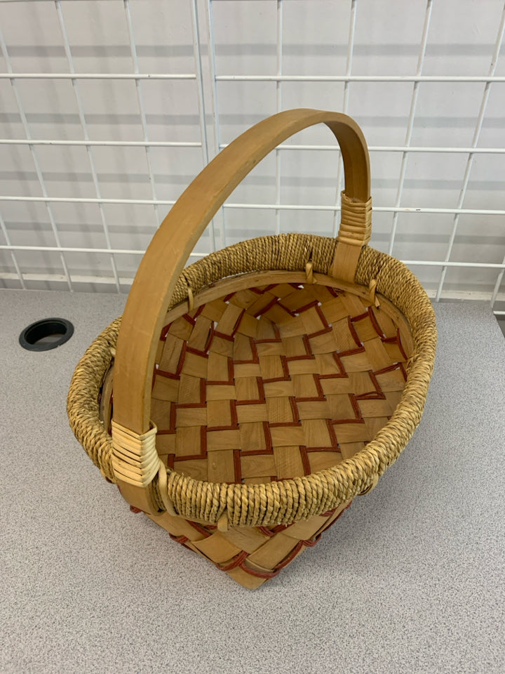 RED ACCENT WOVEN BASKET.