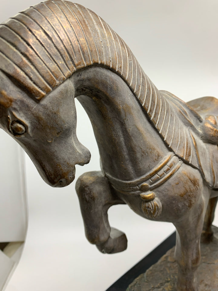 DISTRESSED RESIN HORSE ON WOOD BLOCK DECOR.