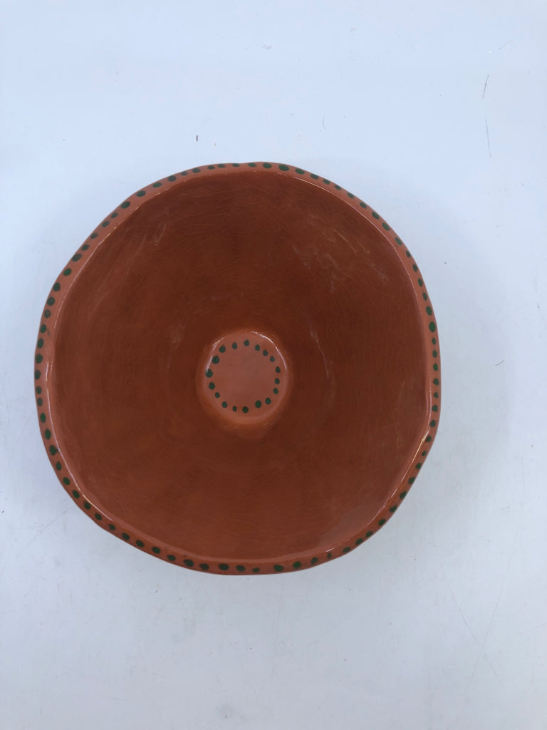 CLAY POTTERY W/ GREEN CIRCLES/LEAVES DOTTED EDGE BOWL.