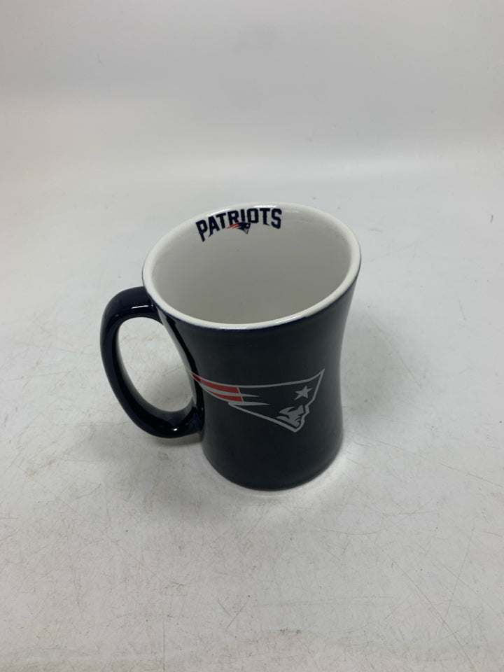 WHITE INTERIOR PATRIOTS SYMBOL MUG.