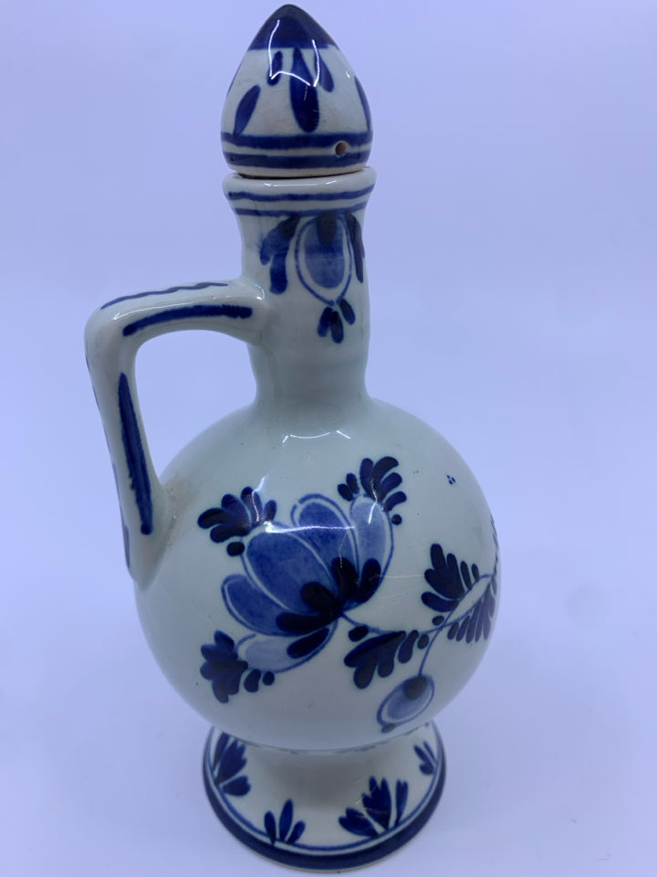 VTG SMALL WITE/BLUE OIL JAR W/HANDLE.