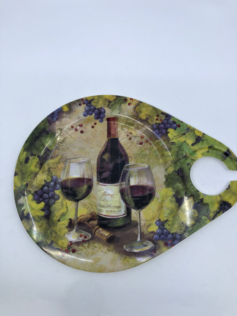 PLASTIC WINE GLASS HOLDER PLATE.