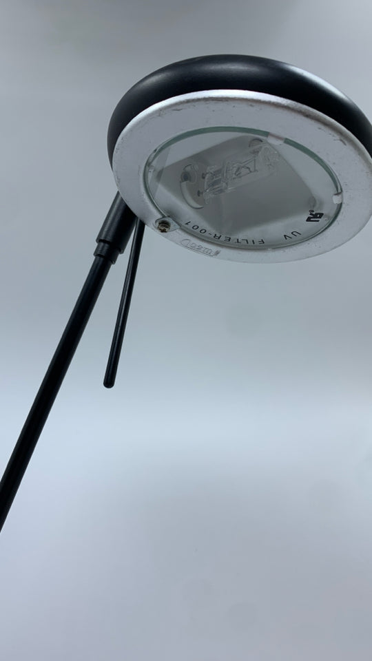 BLACK METAL LED DESK LAMP.
