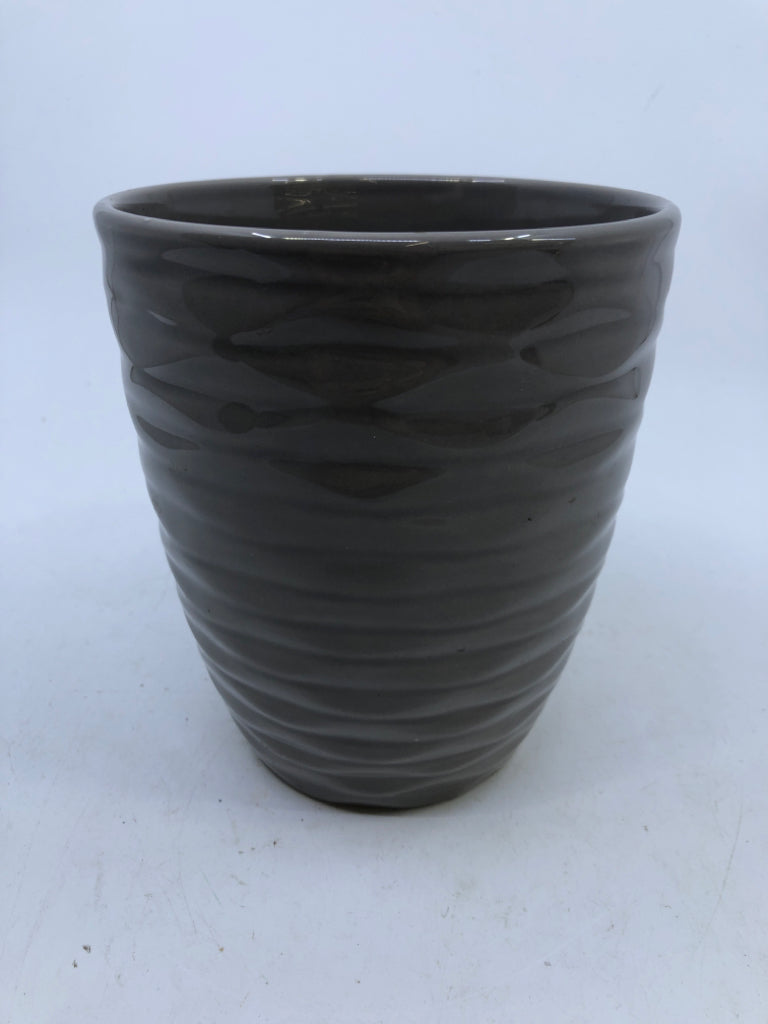 GREY CERAMIC PLANTER.