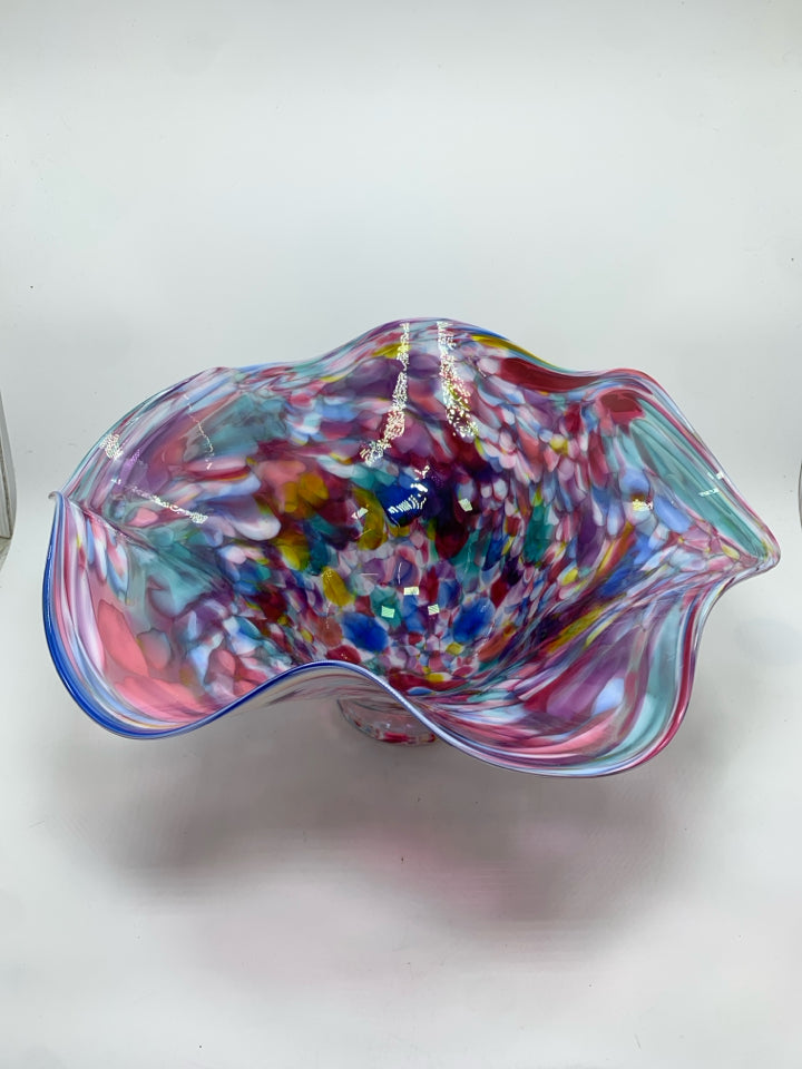 MULTI COLORED BLOWN GLASS BOWL W/RUFFLED EDGE.