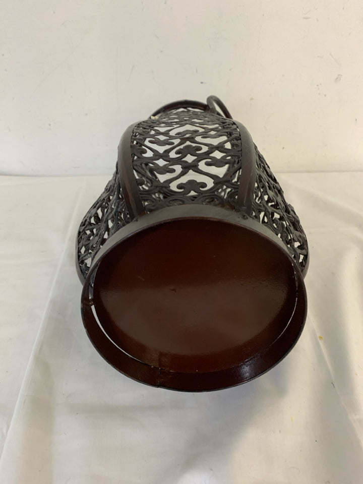 BROWN CANDLE HOLDER W HANDLES.