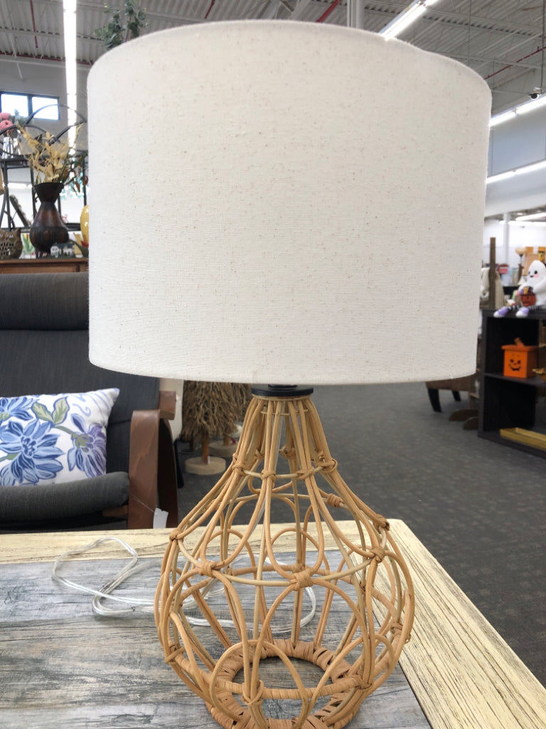BLONDE WICKER BASE LAMP.