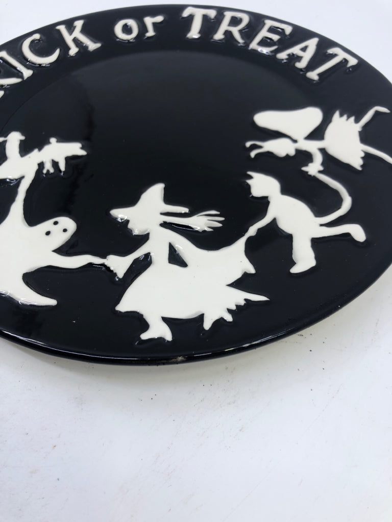 SMALL BLACK AND WHITE TRICK OR TREAT PLATE.