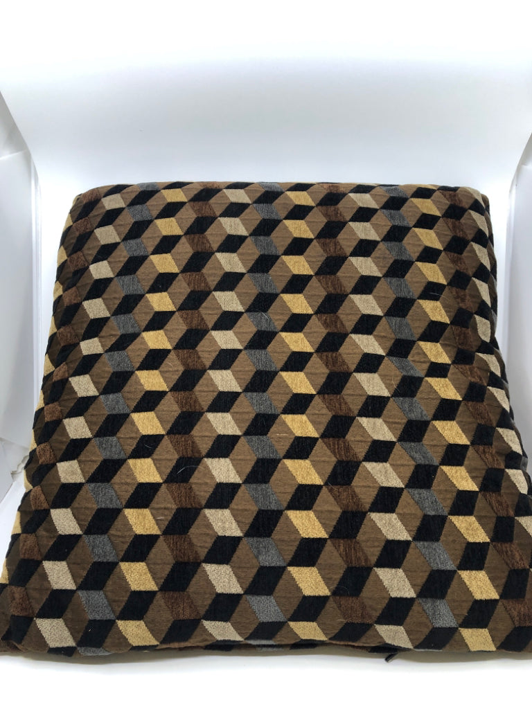 BROWN GEOMETRIC PILLOW.