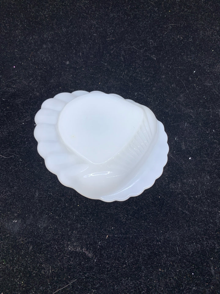 VTG WHITE MILK GLASS CLAM SEASHELL ASHTRAY.