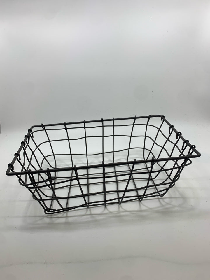 SM RUSTIC WIRE BASKET.
