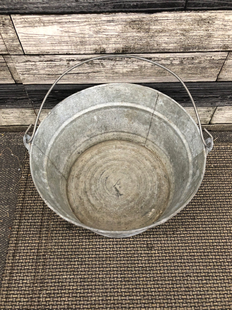 VTG METAL PAIL.
