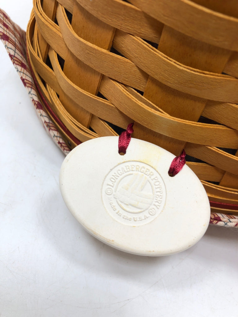 1999 LONGABERGER HOMESTEAD BASKET W/LINER & LID.