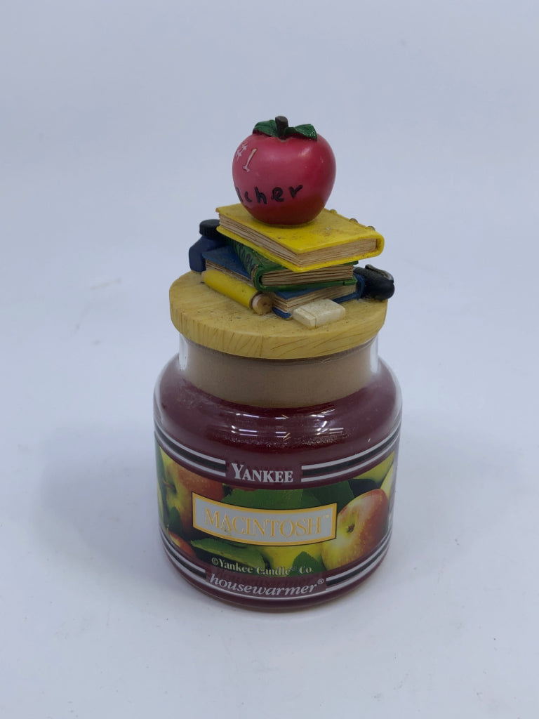 MACINTOSH YANKEE CANDLE W/TEACHER TOPPER.