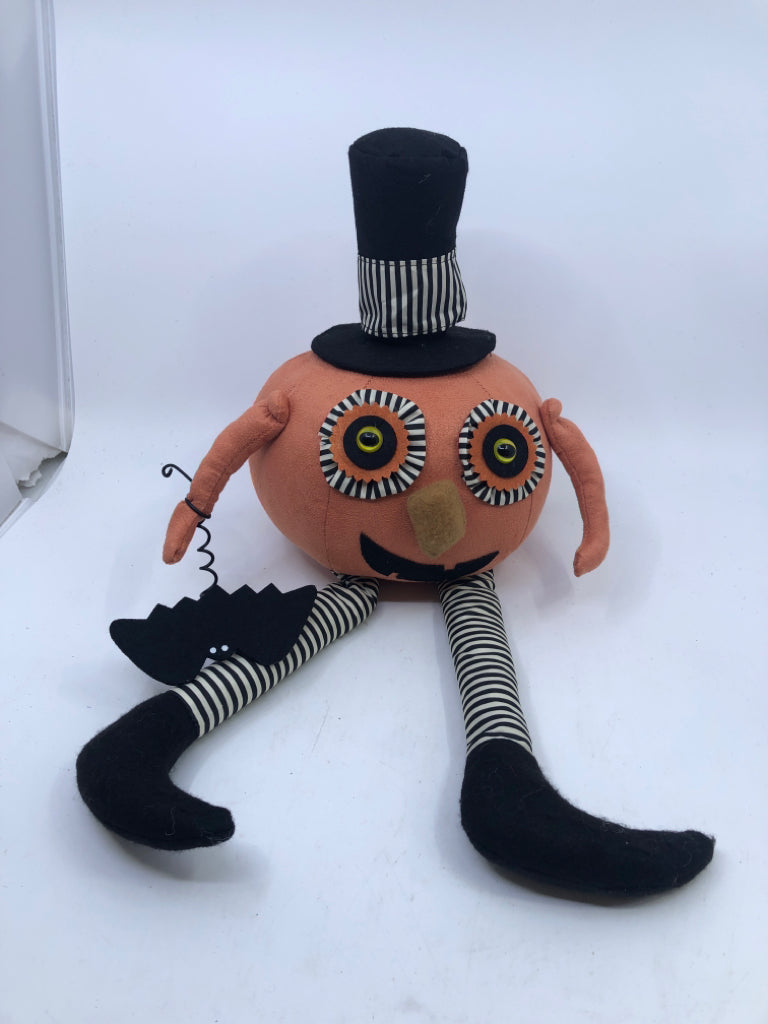 SHELF SITTING PUMPKIN HOLDING BAT.