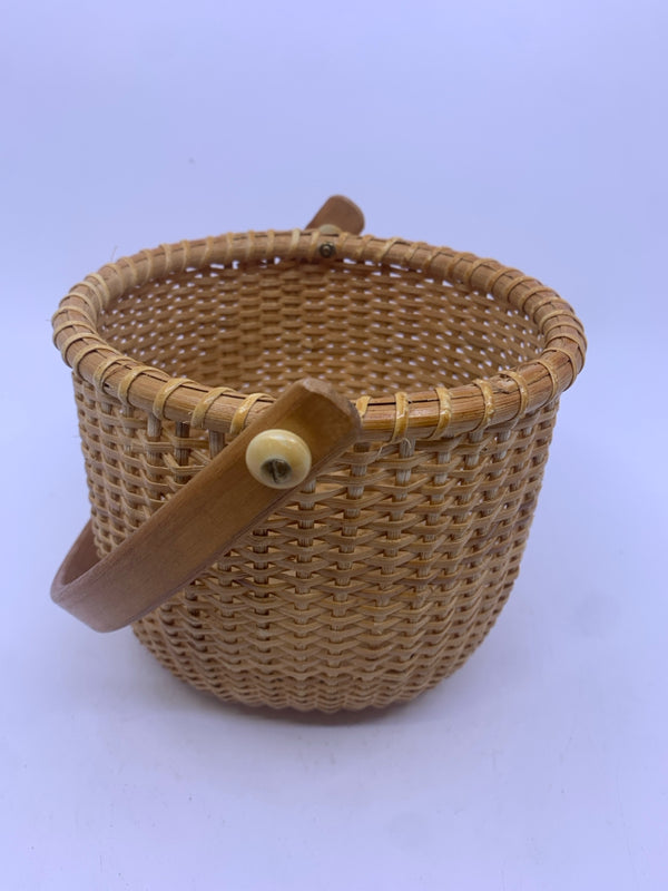 SMALL SOLID WOVEN BASKET W THICK HANDLE.