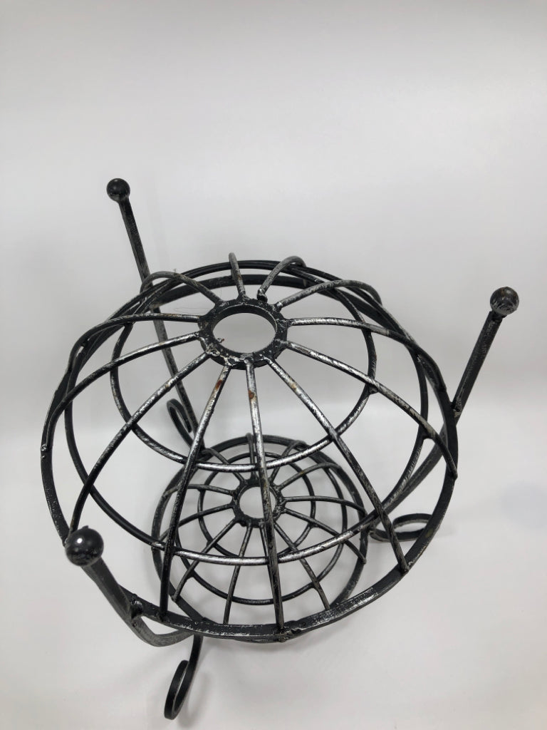 BLACK METAL 2 TIER FRUIT BASKET.