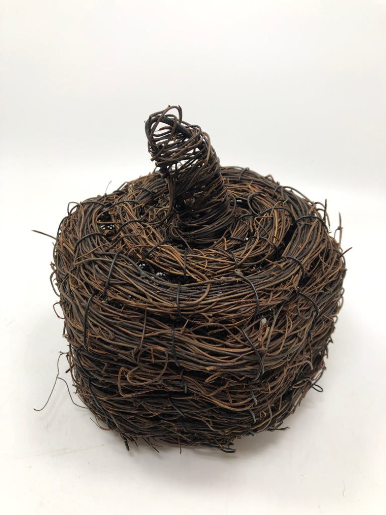SMALL TWIG PUMPKIN DECOR.