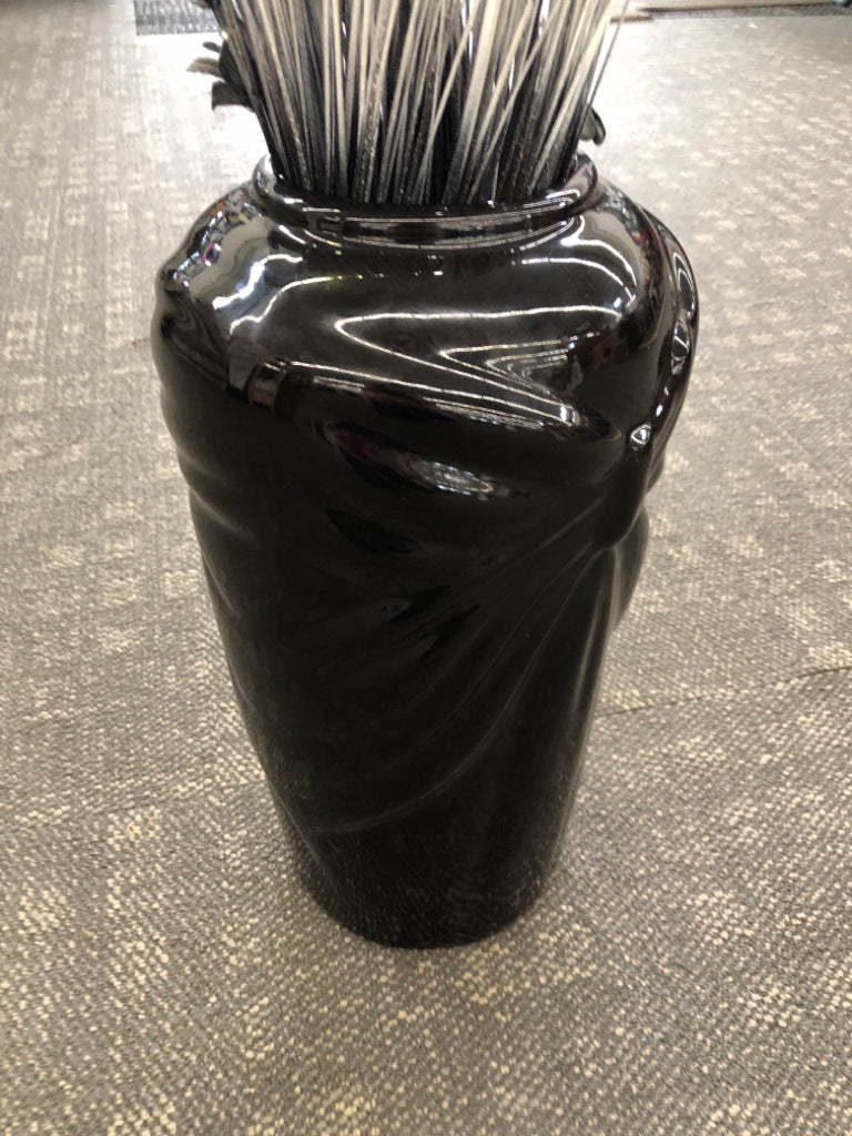 BLACK VASE W BLACK+ WHITE FAUX GRASS.