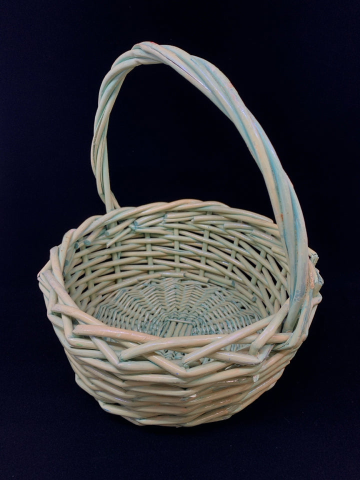 ROUND GREEN WOVEN BASKET W/HANDLE.