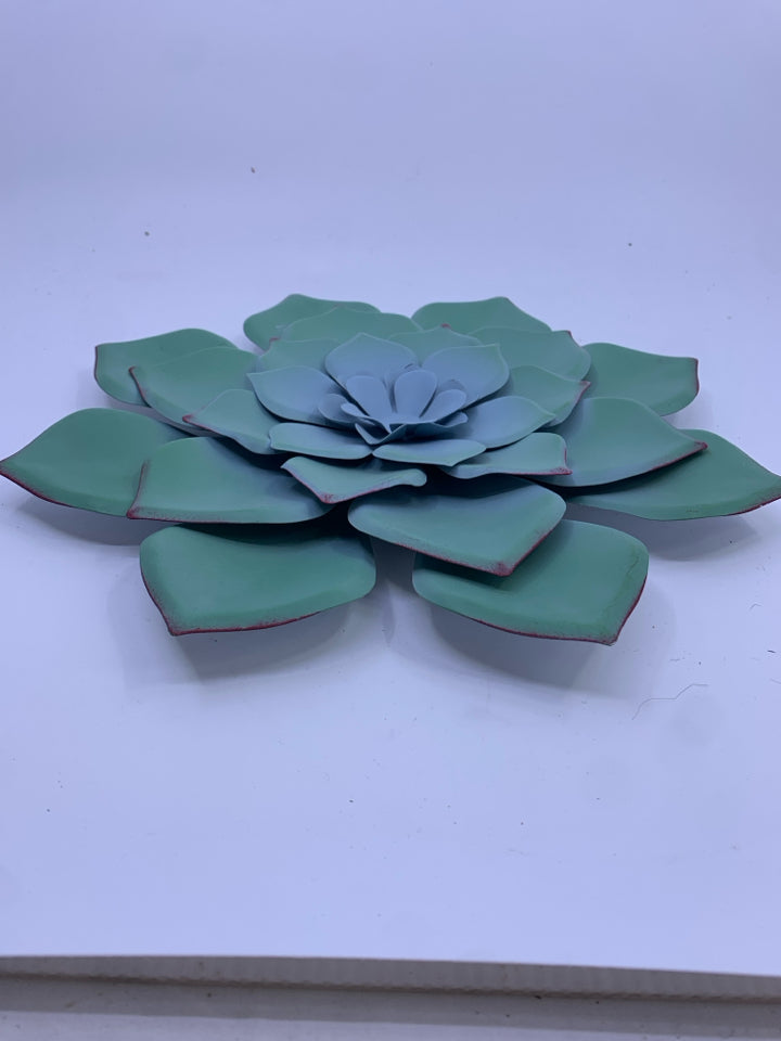 TEAL FLORAL METAL WALL HANGING.