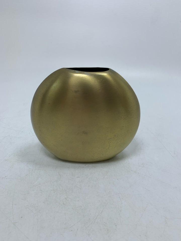 GOLD METAL NARROW CIRCLE VASE.