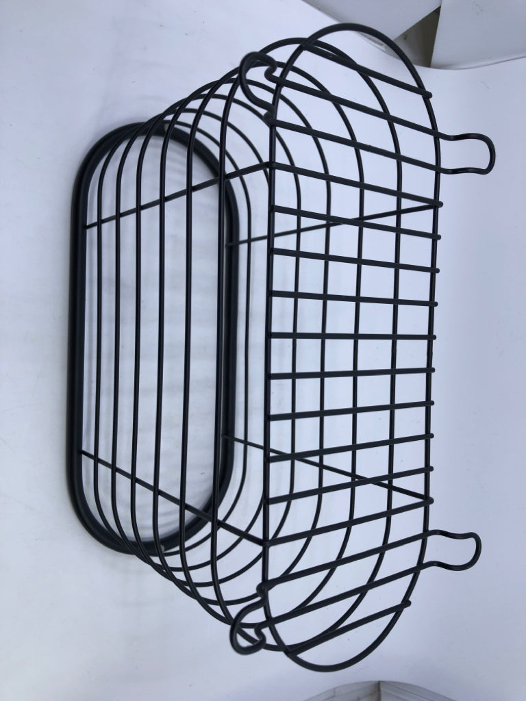 BLACK OVAL METAL WIRE BASKET.