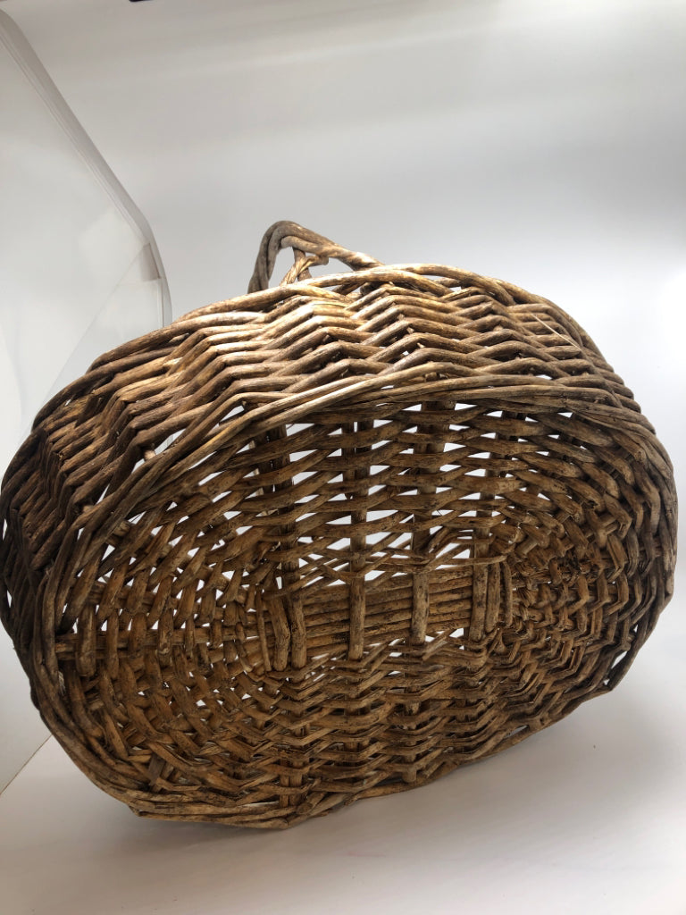 OVAL DISTRESSED WICKER BASKET W/HANDLE.