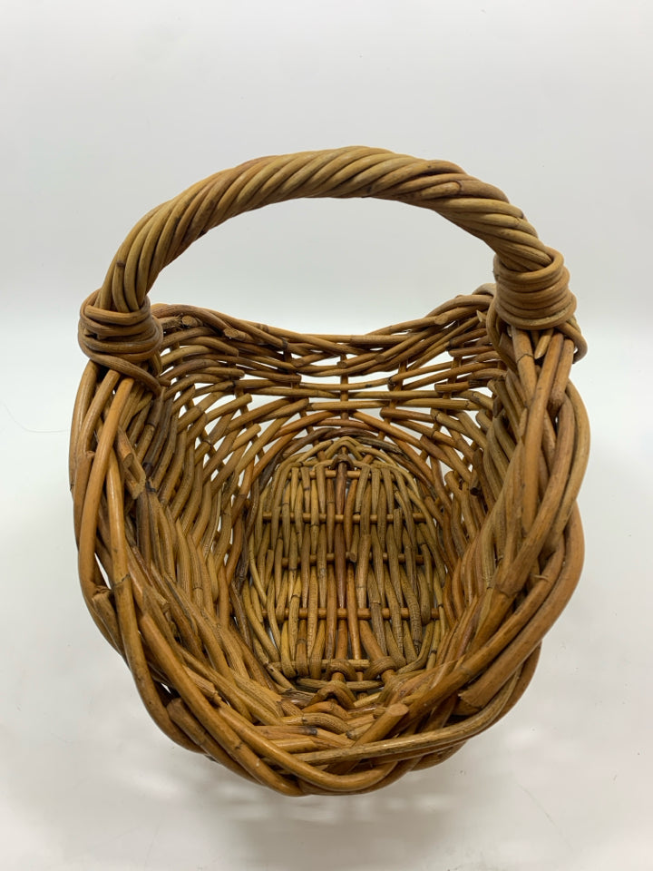 SMALL OVAL WICKER GATHERING BASKET.