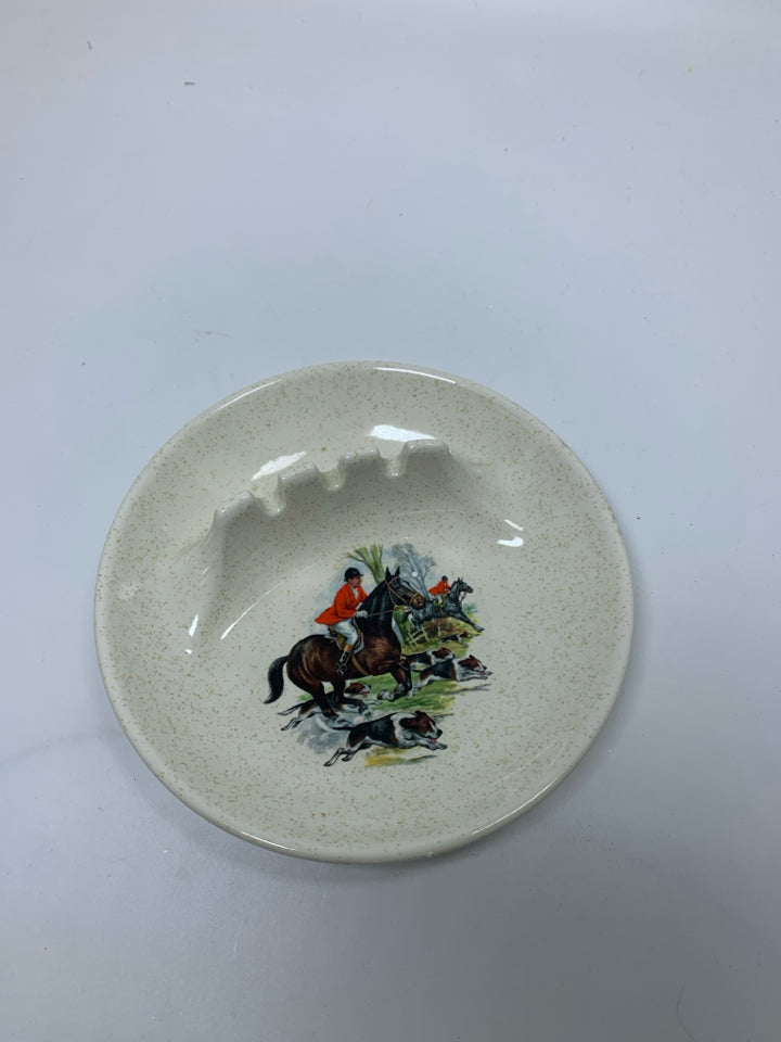 CIRCLE ASHTRAY W/ MAN RIDING HORSE W/ HUNTING DOGS 1.