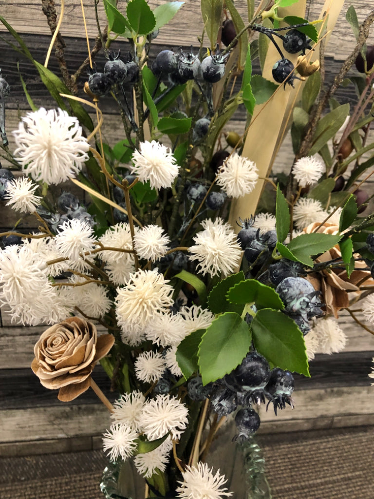 BLUEBERRY FLORAL ARRANGEMENT IN GLASS VASE.