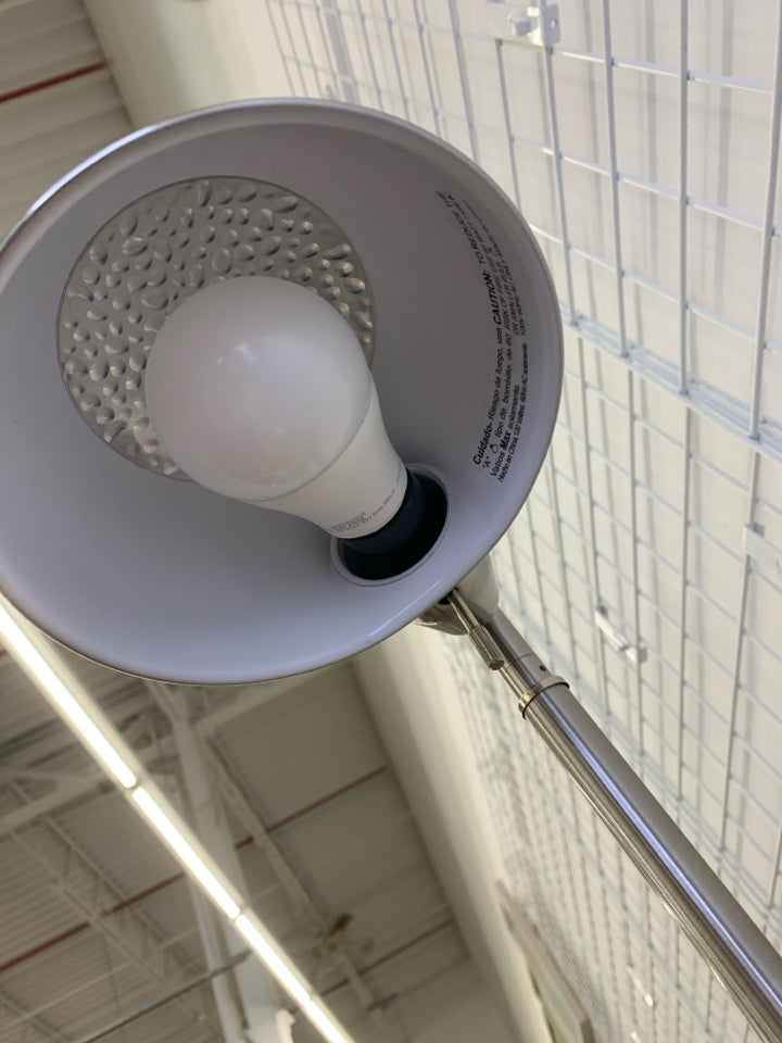 METAL STUDY LAMP ADJUSTABLE.