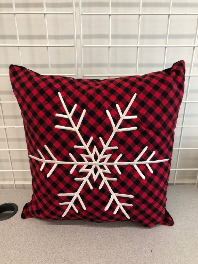 RED/BLACK PLAID SNOWFLAKE PILLOW.